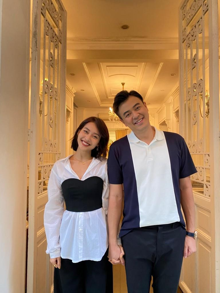 Ở mỗi phân cảnh khác nhau cô lại chọn trang phục phù hợp và chú ý đến yếu tố matching với bạn diễn.