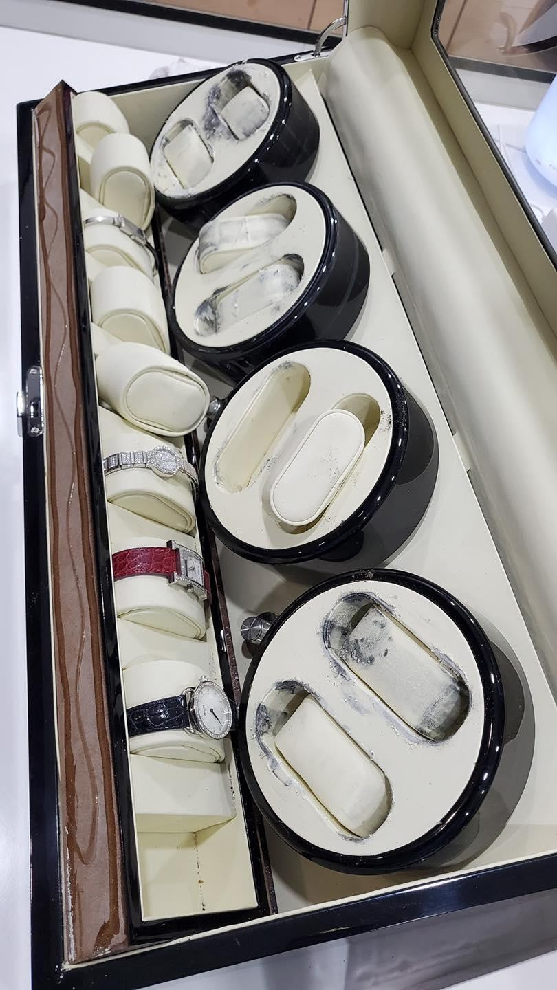 Ngọc Trinh bị mất 15 chiếc đồng hồ nạm kim cương đắt đỏ. Ngọc Trinh bị mất 15 chiếc đồng hồ nạm kim cương đắt đỏ.