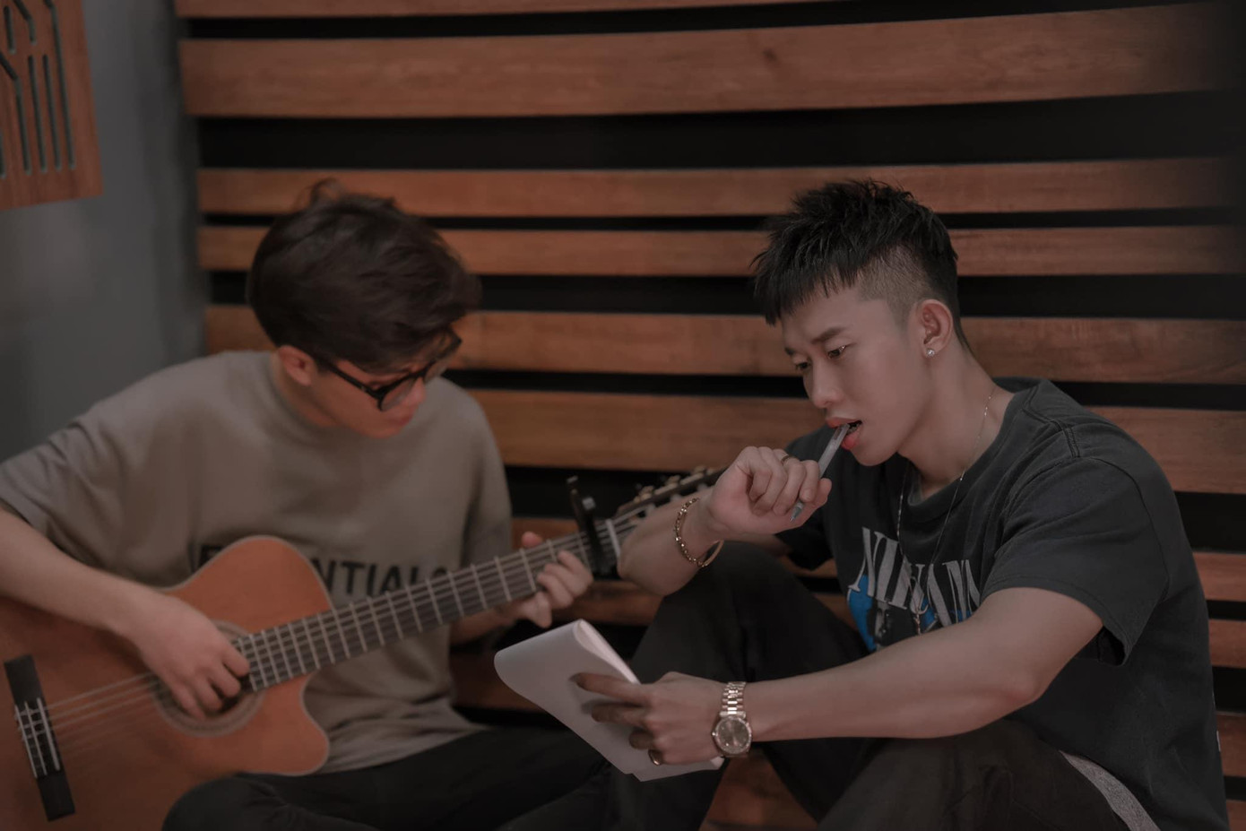 Nam ca sĩ điển trai, suy tư về sản phẩm âm nhạc mới. Nam ca sĩ điển trai, suy tư về sản phẩm âm nhạc mới.