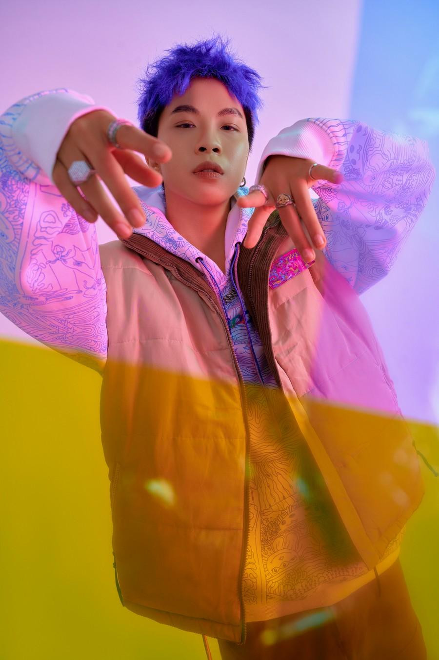 RTee màu sắc matching với cô nàng Lyly. RTee màu sắc matching với cô nàng Lyly.