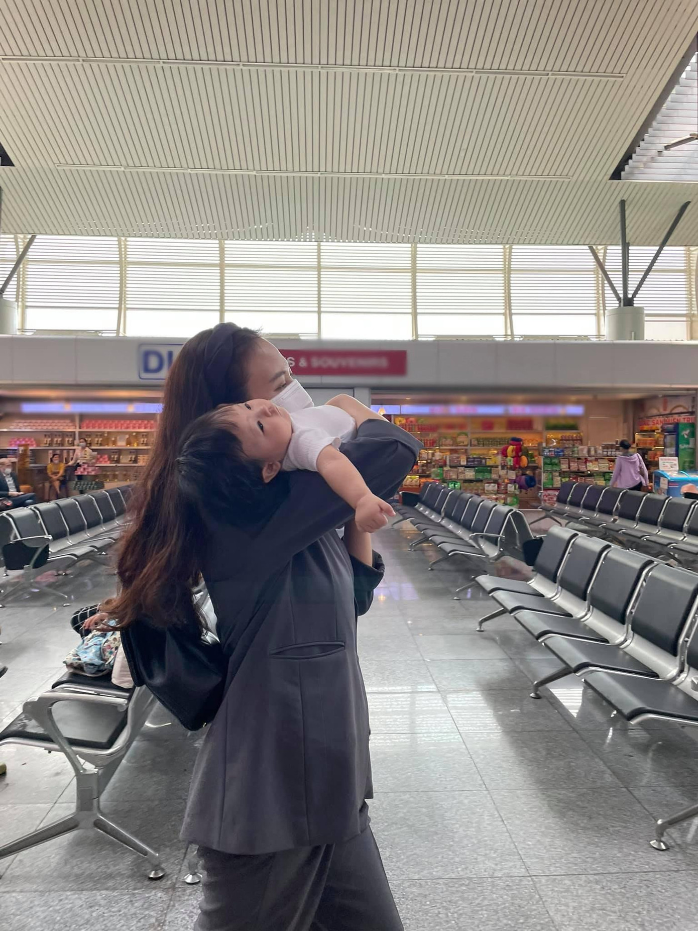 Đàm Thu Trang khoe con gái nhõng nhẽo ở sân bay. Đàm Thu Trang khoe con gái nhõng nhẽo ở sân bay.