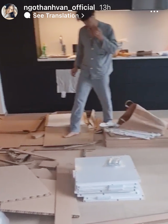 Bóng dáng Huy Trần xuất hiện rõ ràng trong Story của diễn viên Cô Ba Sài Gòn. Bóng dáng Huy Trần xuất hiện rõ ràng trong Story của diễn viên Cô Ba Sài Gòn.