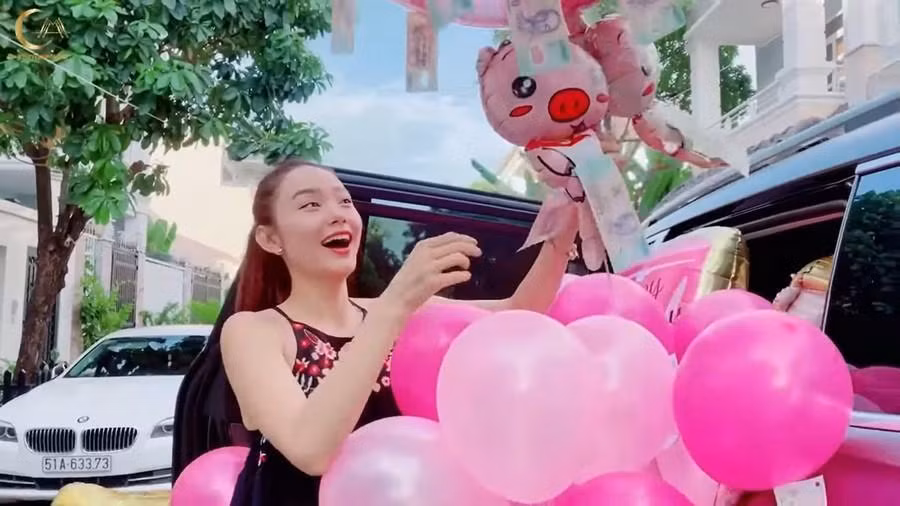 Minh Hằng bất ngờ khi được chuẩn bị một xe bóng bay dính đầy tiền mặt.