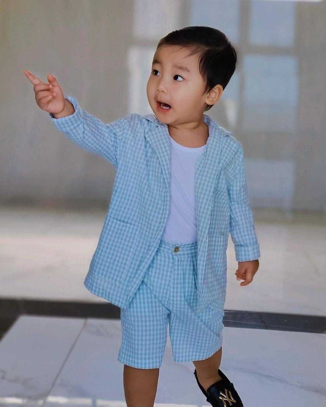 Bé Bo diện đồ như "Giám đốc nhí". Bé Bo diện đồ như "Giám đốc nhí".