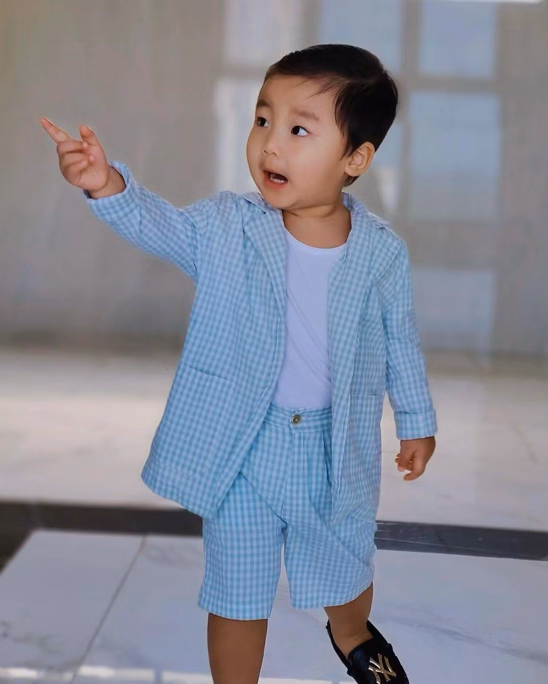 Bé Bo diện đồ như "Giám đốc nhí".