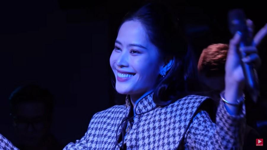 Nam Em trong đêm nhạc Love Story. Nam Em trong đêm nhạc Love Story.