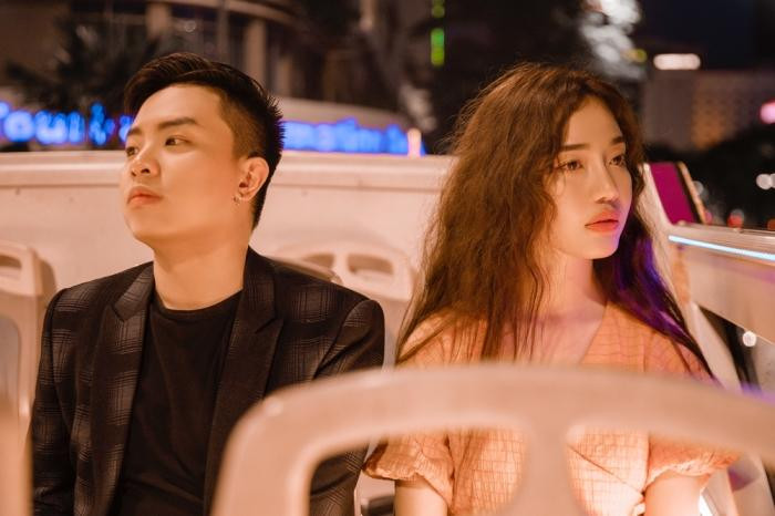 Hứa Kim Tuyền thể hiện sự yêu thích lớn đối với giọng hát của Hoàng Duyên. Hứa Kim Tuyền thể hiện sự yêu thích lớn đối với giọng hát của Hoàng Duyên.