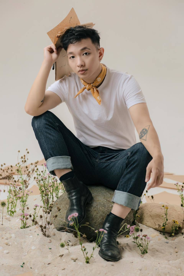 Hoàng Dũng vốn đã khiến người khác say mê bởi giọng hát, sau hit "Nàng Thơ", anh càng được yêu thích hơn. Hoàng Dũng vốn đã khiến người khác say mê bởi giọng hát, sau hit "Nàng Thơ", anh càng được yêu thích hơn.