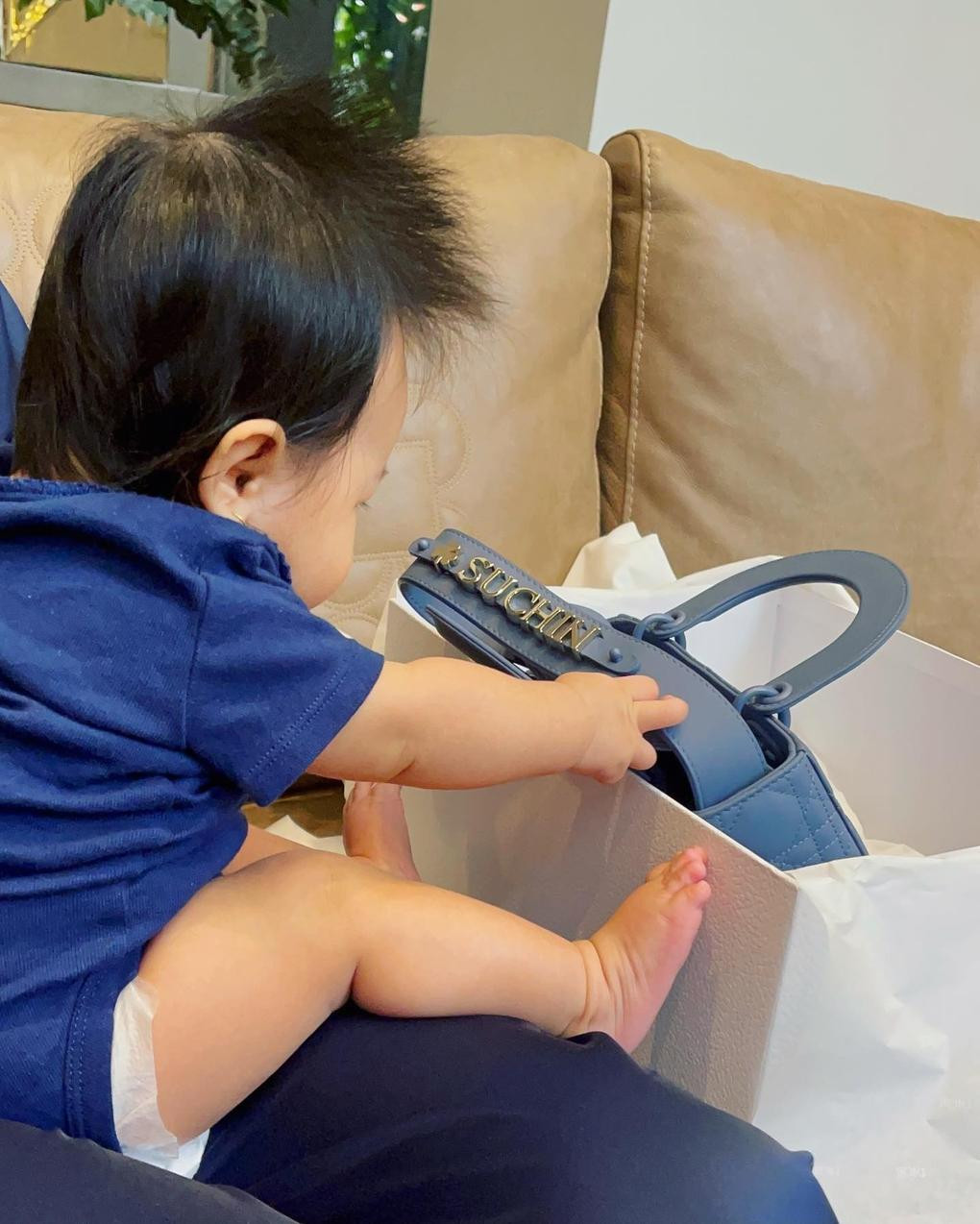 Mẫu túi đắt đỏ có đính tên Suchin.