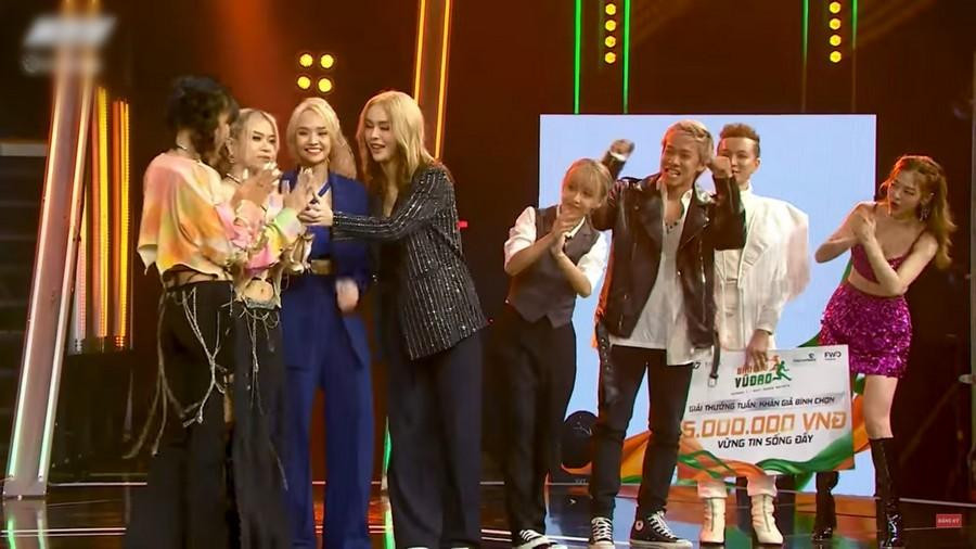 Rapper gốc Hà Thành "bơ đẹp" khi MLee, Hậu Hoàng chúc mừng.