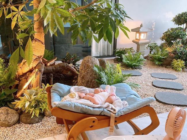 Chiếc ghế rung gắn liền với Suchin khi cô bé vài tháng tuổi.