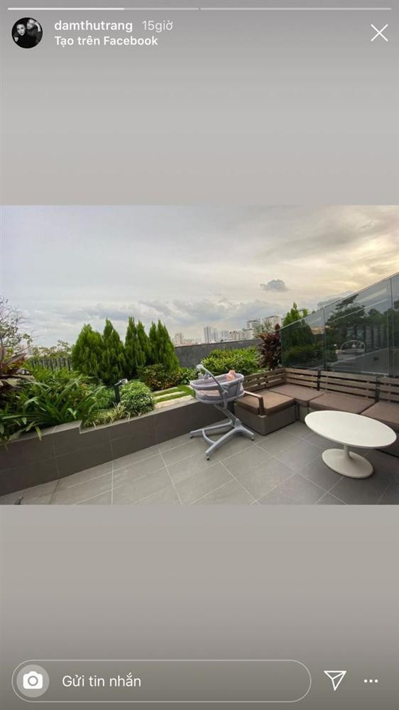 Một chiếc nôi di động tông xám khác của ái nữ nhà Cường Đôla.