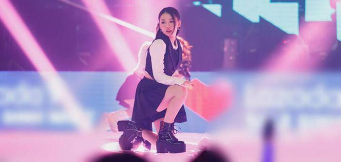 Amee mới là cái tên bùng nổ về "hát hụt hơi" trong đêm nhạc. Amee mới là cái tên bùng nổ về "hát hụt hơi" trong đêm nhạc.