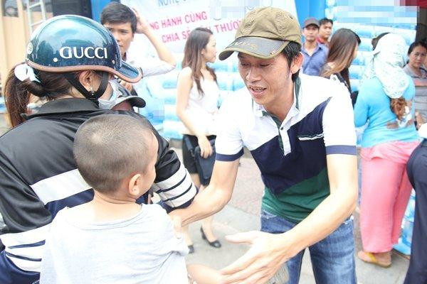 Nghệ sĩ Hoài Linh gắn liền với hình ảnh giản dị, chất phác và thường xuyên làm từ thiện.