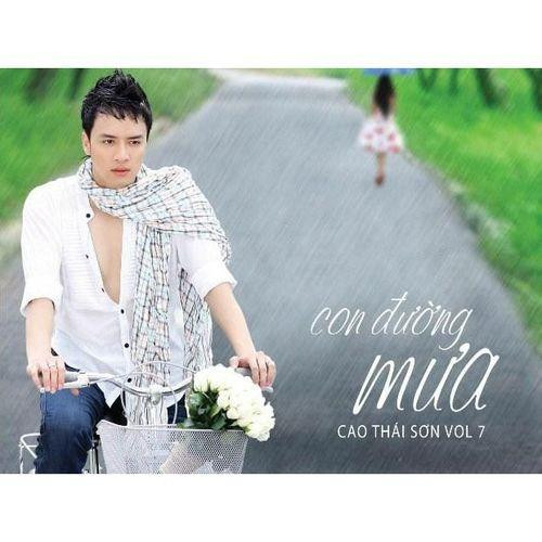 Tạo hình của Cao Thái Sơn trong MV Con Đường Mưa, bản hit năm 2007. Tạo hình của Cao Thái Sơn trong MV Con Đường Mưa, bản hit năm 2007.