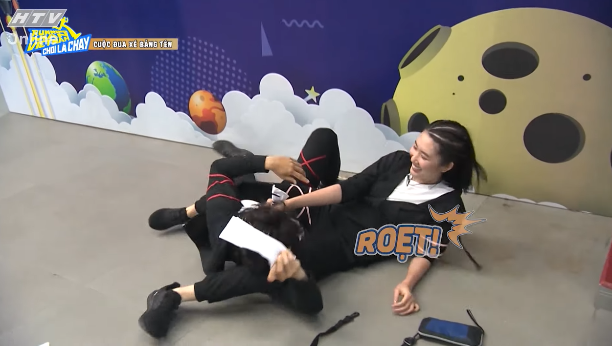 Dù đã nhường Thúy Ngân bằng việc chơi một tay nhưng phần thắng vẫn thuộc về Liên Bỉnh Phát. Dù đã nhường Thúy Ngân bằng việc chơi một tay nhưng phần thắng vẫn thuộc về Liên Bỉnh Phát.