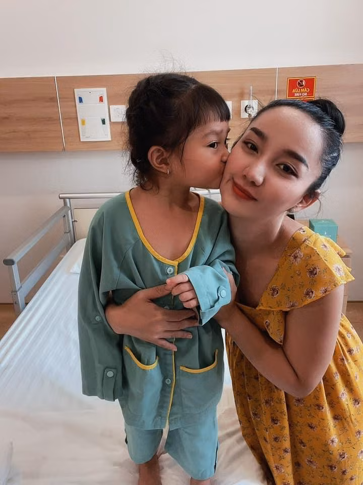 Bảo Nhi vui vẻ bên mẹ trước khi trải qua phẫu thuật.