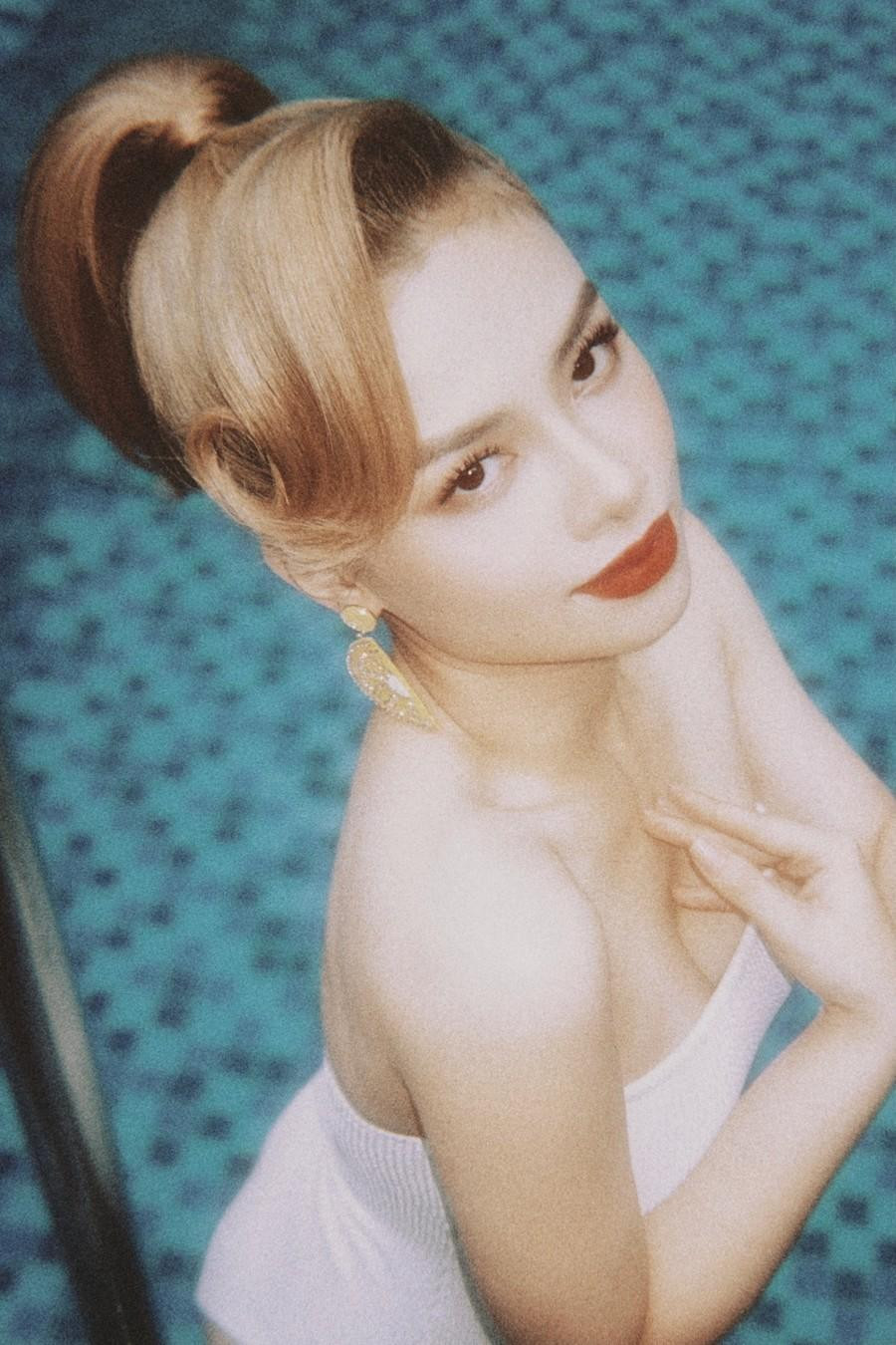 Diễn viên Mắt Biếc là người đứng sau bộ ảnh mới của Dương Hoàng Yến. Diễn viên Mắt Biếc là người đứng sau bộ ảnh mới của Dương Hoàng Yến.