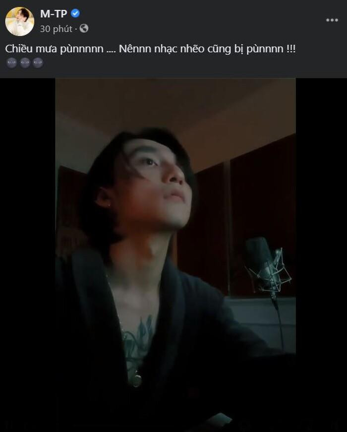 Thời trang mùa hè của nam ca sĩ là... áo choàng lông?! Thời trang mùa hè của nam ca sĩ là... áo choàng lông?!