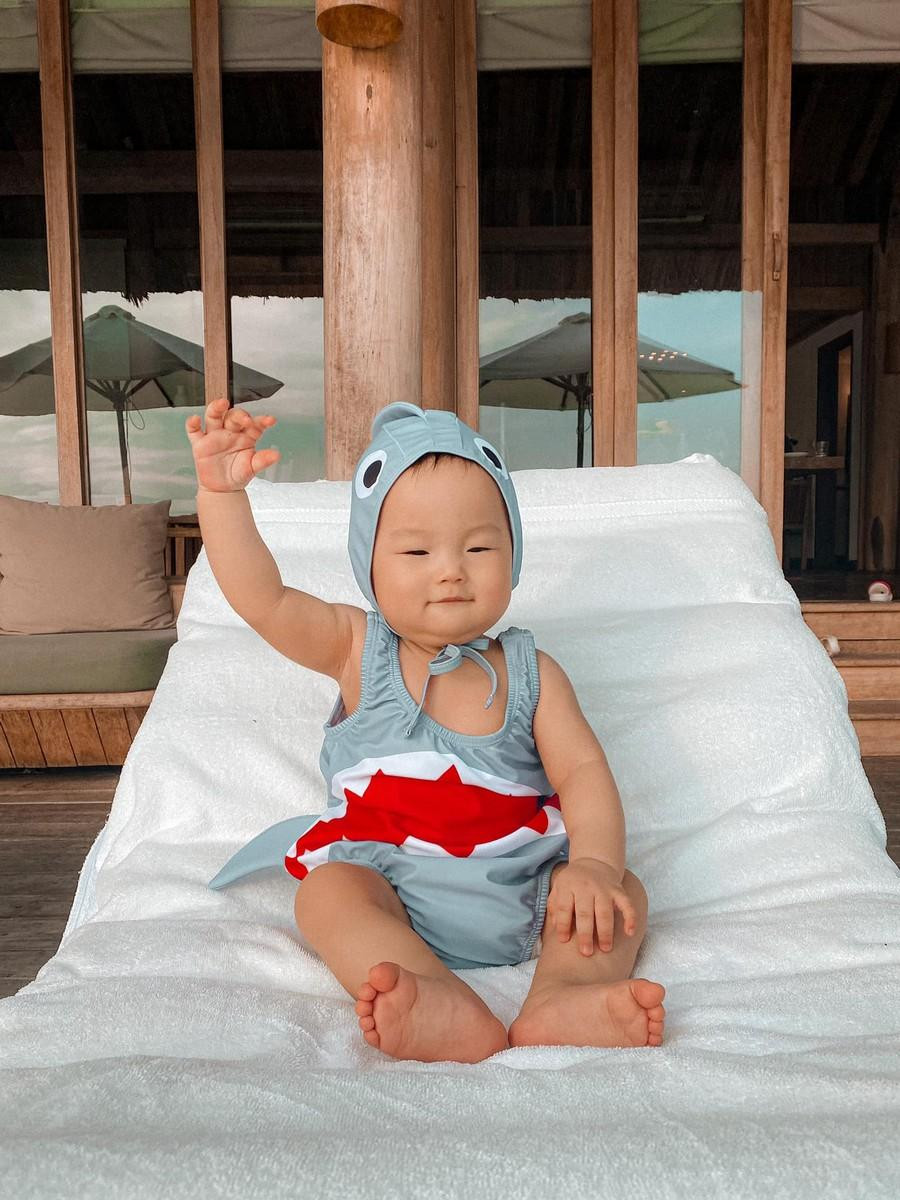 Ma Bư thường xuyên được đi du lịch cùng bố mẹ. Ma Bư thường xuyên được đi du lịch cùng bố mẹ.