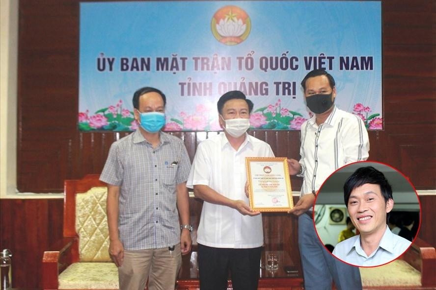 Đại diện nghệ sĩ Hoài Linh trao 1 tỷ đồng cho Ủy ban Mặt trận Tổ quốc Việt Nam tỉnh Quảng Trị.
