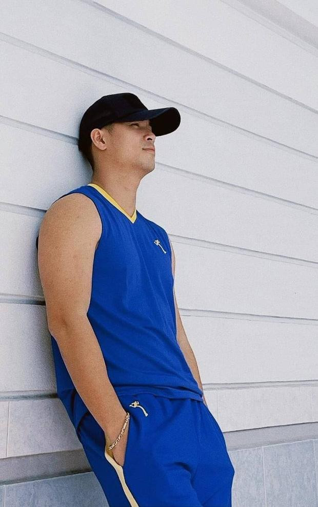 Trang phục lấy cảm hứng từ các vận động viên bóng rổ được Trương Thế Vinh chia sẻ.