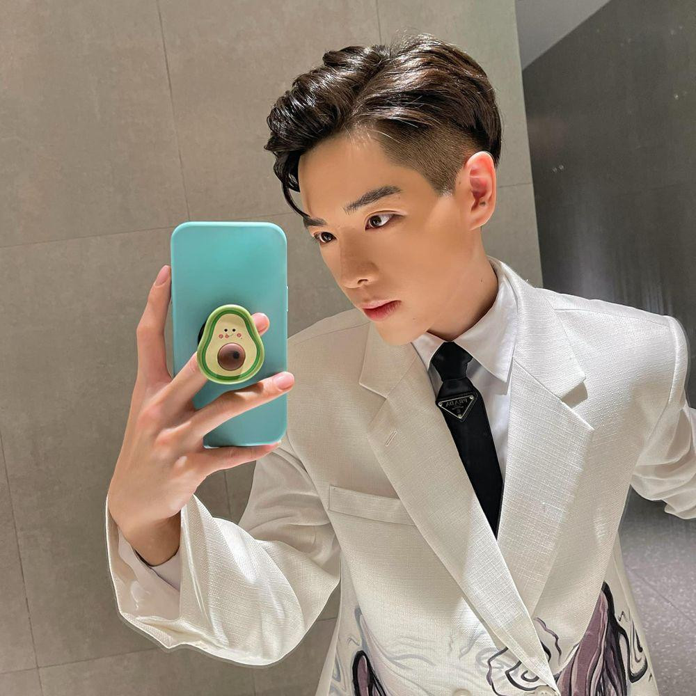 Chiếc điện thoại mất camera của Đức Phúc khiến netizen thắc mắc. Chiếc điện thoại mất camera của Đức Phúc khiến netizen thắc mắc.