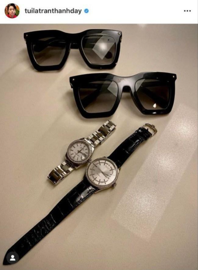 Thời điểm dịch năm ngoái, danh hài cũng đăng hình ảnh mua kính và đồng hồ đôi cho bà xã, tổng giá trị gần 900 triệu đồng. Thời điểm dịch năm ngoái, danh hài cũng đăng hình ảnh mua kính và đồng hồ đôi cho bà xã, tổng giá trị gần 900 triệu đồng.