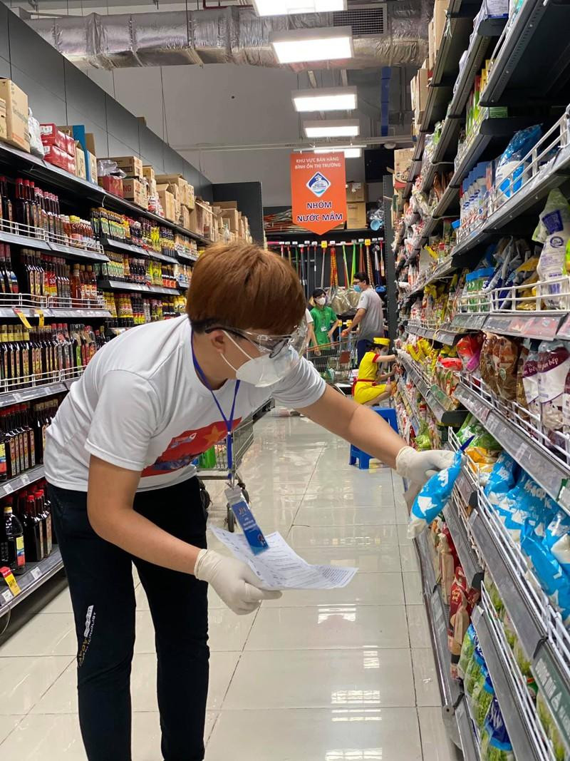 MC Đại Nghĩa cũng có trải nghiệm thú vị khi được đi chợ theo &quot;order&quot; của người dân.