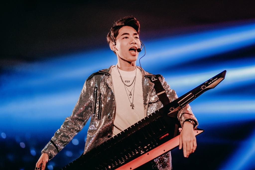 Nhà sản xuất âm nhạc trẻ tuổi máu lửa trên sân khấu.