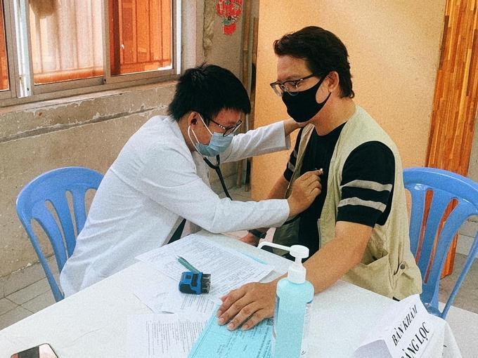 MC Phước Lập được nhân viên y tế khám lâm sàng trước khi tiêm vắc-xin. MC Phước Lập được nhân viên y tế khám lâm sàng trước khi tiêm vắc-xin.