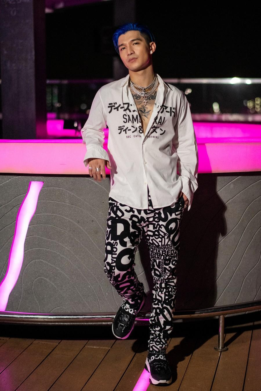 Là một trong những thành viên của Spacespeakers. Là một trong những thành viên của Spacespeakers.