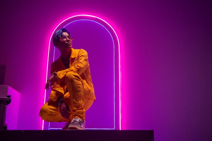 Anh không ngừng nỗ lực để tìm ra được dòng nhạc phù hợp nhất với mình. Anh không ngừng nỗ lực để tìm ra được dòng nhạc phù hợp nhất với mình.