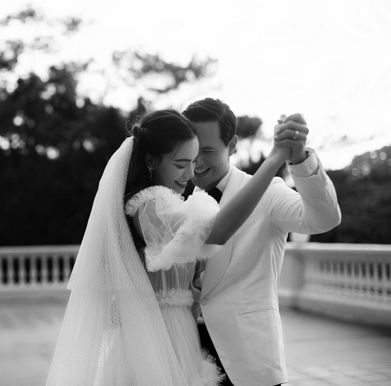 Hồ Ngọc Hà đăng ảnh kỷ niệm 4 năm yêu nhau với diễn viên sinh năm 1983. Hồ Ngọc Hà đăng ảnh kỷ niệm 4 năm yêu nhau với diễn viên sinh năm 1983.