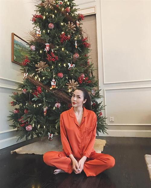 Tăng Thanh Hà chọn pyjamas đơn sắc với gam màu nổi bật.