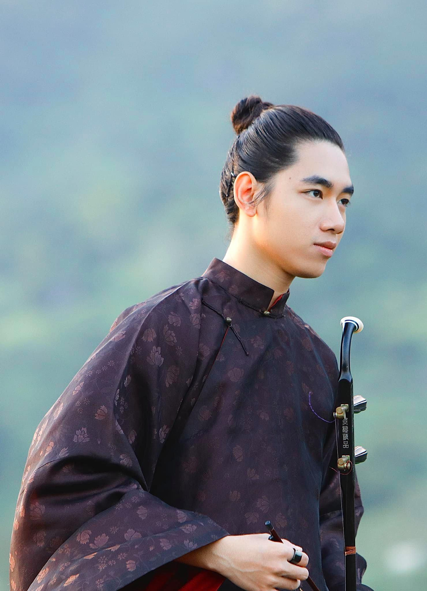 Tạo hình trong MV Chim Quý Trong Lồng sắp được chàng trai sinh năm 1999 cho ra mắt. Tạo hình trong MV Chim Quý Trong Lồng sắp được chàng trai sinh năm 1999 cho ra mắt.