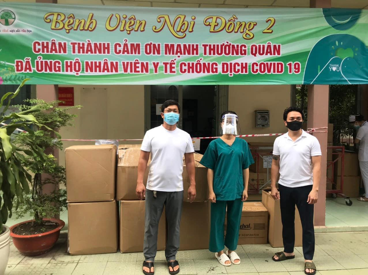 Đại diện công ty/ gia đình Cường Đôla gửi quà cho các bệnh viện. Đại diện công ty/ gia đình Cường Đôla gửi quà cho các bệnh viện.