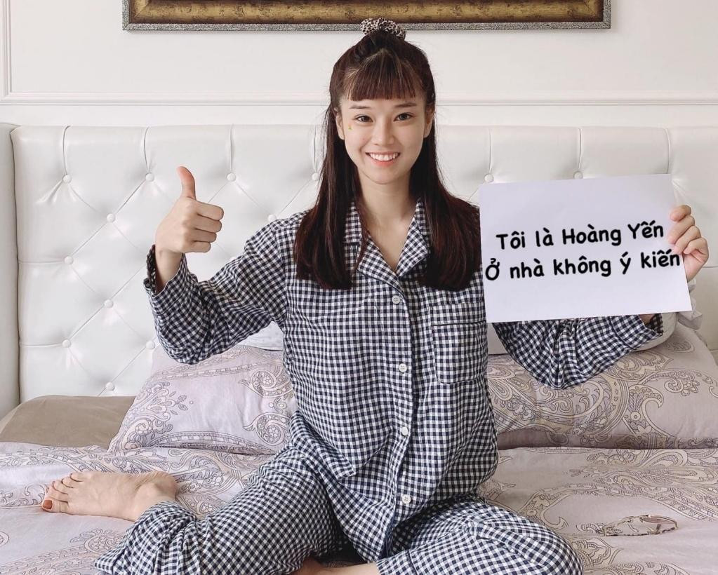 Hoàng Yến Chibi đơn giản với thiết kế caro trắng đen.