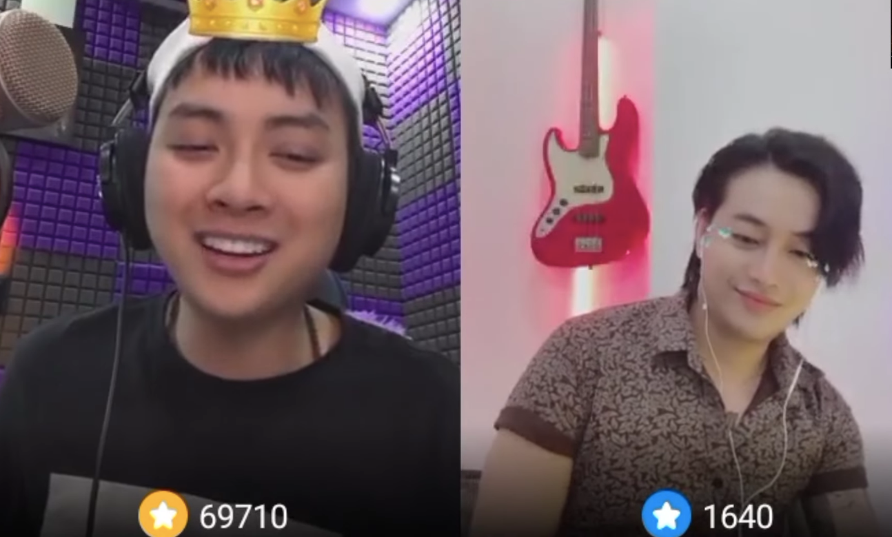 Hai ca sĩ trò chuyện vui vẻ cùng người hâm mộ.