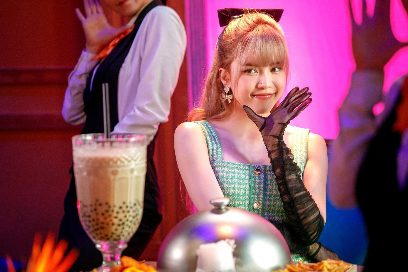 Nữ ca sĩ trong MV Trải Trái Trải Phải. Nữ ca sĩ trong MV Trải Trái Trải Phải.