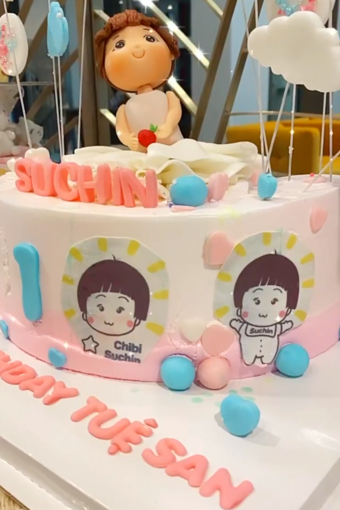 Tên thật của Suchin được ghi trên bánh kem.