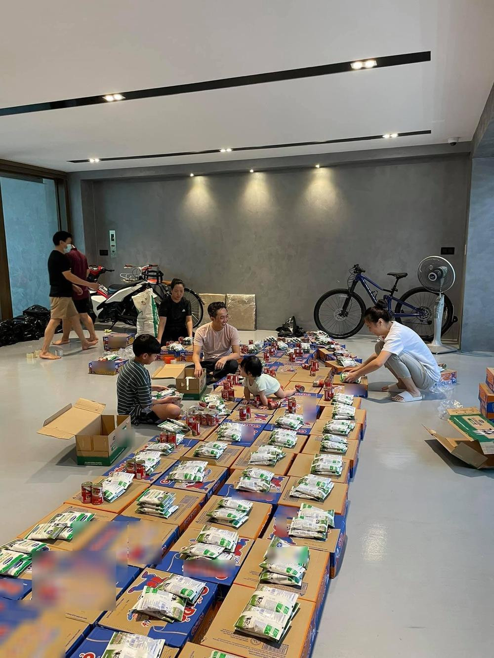 Cường Đôla "huy động" cả gia đình gói quà để kịp gửi đến người dân trong ngày. Cường Đôla "huy động" cả gia đình gói quà để kịp gửi đến người dân trong ngày.