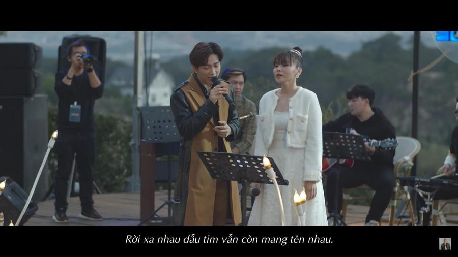 Ca sĩ hát live giữa trời Đà Lạt phần nào đẩy cảm xúc của người xem lên cao. Ca sĩ hát live giữa trời Đà Lạt phần nào đẩy cảm xúc của người xem lên cao.