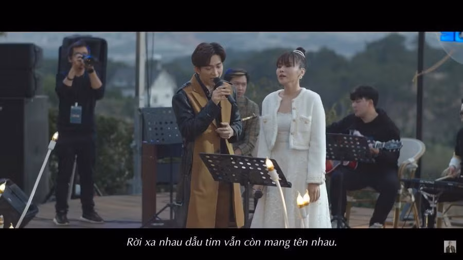 Ca sĩ hát live giữa trời Đà Lạt phần nào đẩy cảm xúc của người xem lên cao. Ca sĩ hát live giữa trời Đà Lạt phần nào đẩy cảm xúc của người xem lên cao.