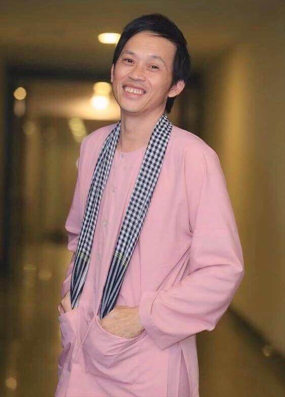 Hình ảnh giản dị quen thuộc của nghệ sĩ Hoài Linh.