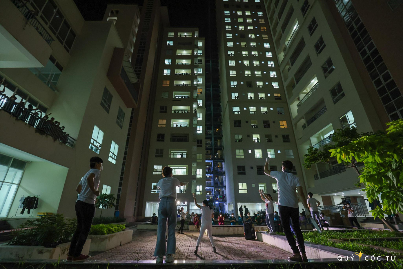 Không khí vui vẻ ở các bệnh viện dã chiến khi có các nghệ sĩ biểu diễn. (Ảnh: Ngo Tran Hai An)