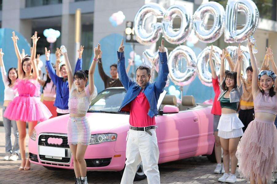 Gam màu hồng "cộp mác" Binz tiếp tục được sử dụng trong dự án lần này. Gam màu hồng "cộp mác" Binz tiếp tục được sử dụng trong dự án lần này.