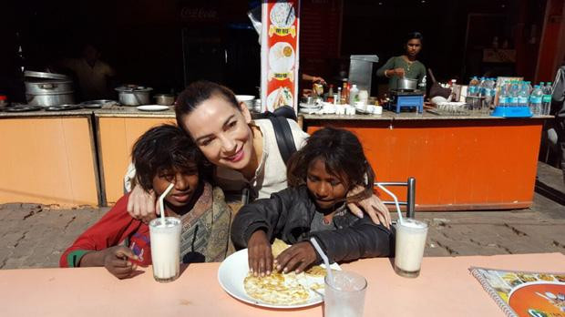 Khoảnh khắc không đeo khẩu trang của ca sĩ gây tranh cãi, dù đây là ảnh từ 2 năm trước. Khoảnh khắc không đeo khẩu trang của ca sĩ gây tranh cãi, dù đây là ảnh từ 2 năm trước.