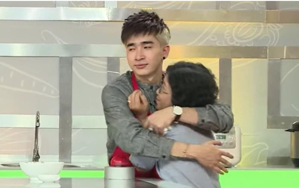 Ca sĩ từng cùng mẹ lên sóng truyền hình, tham gia một chương trình nấu ăn.