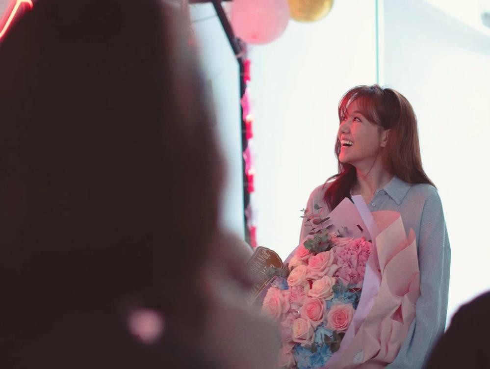 Nữ ca sĩ bất ngờ với bữa tiệc sinh nhật mà mọi người dành cho mình. Nữ ca sĩ bất ngờ với bữa tiệc sinh nhật mà mọi người dành cho mình.